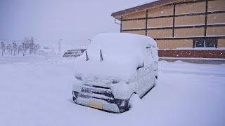 [CAR CAMPING in heavy snow] Pasar la noche de invierno solo en una pequeña furgoneta.