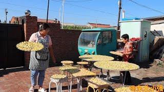 The mother-in-law and daughter-in-law are laughing and drying potato. Why did the rooster and goose