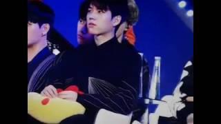 Infinite Woohyun react to seventeen Pretty U @GDA 2017