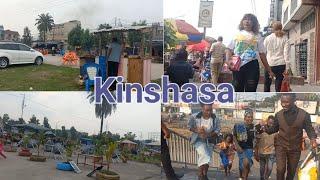 Marcher dans les rues de Kinshasa dans la commune de Limete 