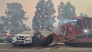 Los Angeles Wildfires | Bulldozer pushes abandoned vehicles of road