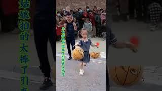 The little girl clapping the ball with both hands won applause from everyone!