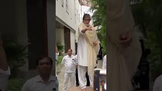 Amitabh Bachchan ji apne friends se milne aaye and crowd went crazy️