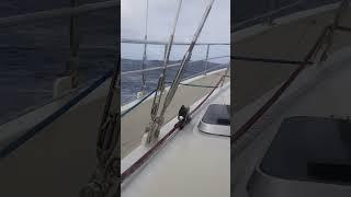 Hoge golven na het passeren van een depressie op de Noord Atlantische Oceaan en de boot bijgelegd.