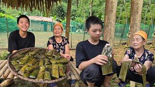 The orphan boy and his grandmother made taro cakes together to sell and ate delicious cakes happily.