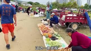 中秋节去赶集，山东乳山的海鲜水果真便宜，1块钱就能买到