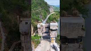 广东一户人家，为了方便村民少绕道出行，情愿少建一层楼的房间，让车辆从自家房子穿过，每一辆都会缓慢通行，似乎有一种感激的味道！#农村自建房 #宅基地建房