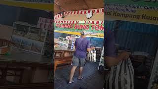 jawaban nyobain makanan yang yang ada di warung Bung Tomo yang ada di Bali Indonesia.