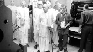 At the Time of Death We Can Remain Here, or Transfer Into the Spiritual World - Prabhupada 1076