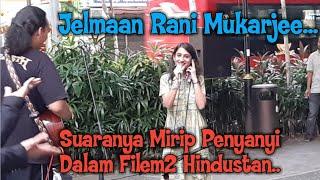  Suaranya mirip penyanyi dalam filem2 Hindustan..Dia berjaya dipujuk utk menyanyi...rupa2nya...