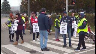 Canada Post negotiations hit day 8, affecting businesses and travel plans