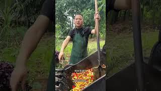 中国乡村美食，挖掘机炒小龙虾。Chinese Country Food, Digger Fried Crayfish