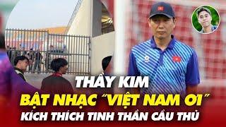 Thầy Kim bật nhạc "Việt Nam ơi" vang khắp sân Thái Lan, kích thích tinh thần học trò