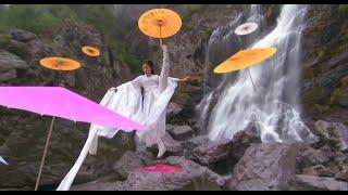 Return of The Condor Heroes | Liu Yifei Umbrella Fighting Scene | 刘亦菲版小龙女李莫愁瀑布雨伞打斗场景 | 神雕侠侣黄晓明版