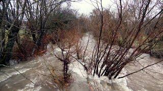 La lluvia no da tregua en Madrid: el río Lozoya se desborda en Pinilla del Valle