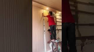 Ốp tường phòng khách nhà phố bằng tấm Kosmos vân gỗ cực đẹp