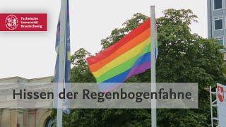 Hissen der Regenbogenflagge