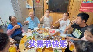 父亲节到了，阿恋约上雨哥和姐夫一家一起过节，还准备了一瓶好酒