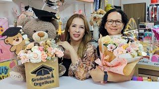 Bouquet de flores con mariposas y arreglo con peluche en caja Kraft