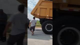 TRUK BESAR BARIS Di Jalan TOL