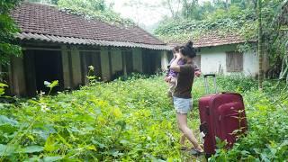 Single mother takes daughter to her parents' old house abandoned for 10 years to renovate the house