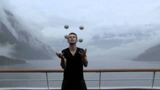 5 ball juggling by Niels Duinker