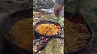 Isırgan otu Yemeği ile Sosisli Spagetti Makarna / Spaghetti pasta with sausage with nettle dish