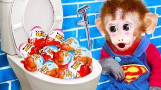 Affenbaby Bi Bon geht auf die Toilette und isst Kinder Joy Eggs Süßigkeiten mit Welpen