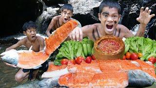 Primitive Technology - Eating Salmon Fish So Delicious At The Waterfall