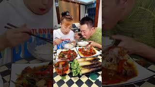 开饭喽，今天吃肘子，辣椒炒蘑菇，还有笋#eating show#eating challenge#husband and wife eating food#eating #asmr eating