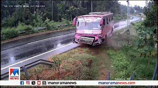 ചാറ്റൽ മഴയിൽ റോഡിൽ തെന്നി നീങ്ങി ബസ് ; രക്ഷപ്പെട്ടത് തലനാരിഴക്ക് | Bus |Rain |Palakkad