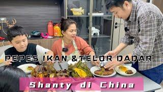 KELUARGA DI CHINA PERTAMA KALI MAKAN IKAN PEPES DAN TELOR DADAR,KHAS INDONESIA