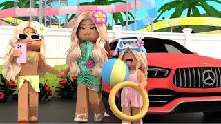 FAMILY DAY AT HUGE WATERPARK IN CALIFORNIA! *SOPHIE MEETS HER EX?* Roblox Bloxburg Voiced Roleplay