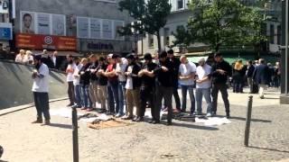 Beautiful Scene: Muslims Pray in Public in a German City (2014) المسلمون يصلون في المدينة الألمانية