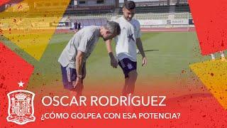 Con el interior, con el interior... Óscar Rodríguez le explica a Luis Enrique cómo lanza las faltas