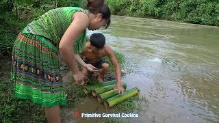 Primitive Life - Survival Skills Dig Deep Mud Hole Using Bamboo Tubes To Easy Crab Trap Catch Crab