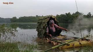 Bushcraft Indonesia survival part 2- solo camping di tengah danau, di atas sampan pohon pisang.