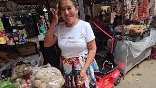 buscando  chufles en El Mercado de Armenia