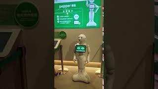 Ai 人工智能機械人 Pepper , 拍攝於旺角區的彌敦道及 （ 豉油街 ） 之商場地庫的 （ 實惠 ） 家居傢俬連鎖店之 （ 收銀處 ）  。 VID 20180624 170257