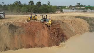 Amazing work! Large trucks automatically dump soil into deep water to fill riverbanks