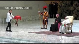 Circus magician makes a table float in mid-air for Pope Francis