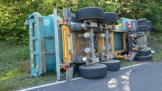 Sattelzug kippt um - Fahrer eingeklemmt