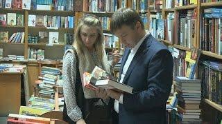 У день бібліотек свободівець Сидір Кізін подарував книги бібліотеці ЖДУ ім. Франка - Житомир.info