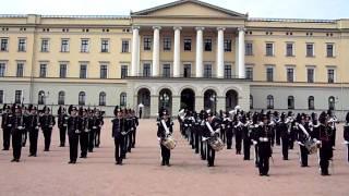 norwegian Soldiers dancing thriller