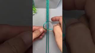 Instructions for tying a beautiful turquoise bracelet #diy #crafting #craftideas