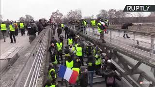 Boxer hitting police officers in yellow Vests protest