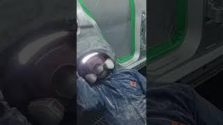 Песочим ржавую арку заднего крыла на Мерседесе С200