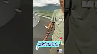 Người đàn ông cầm đá ra giữa cao tốc xin tiền