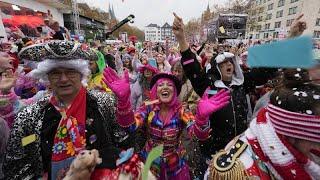 Dezenas de milhares de pessoas festejam o Carnaval na Alemanha