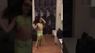 Niña gitana bailando con mucho arte